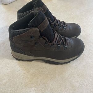 Women’s Columbia Brown boots with purple logo on back size 9 lace up